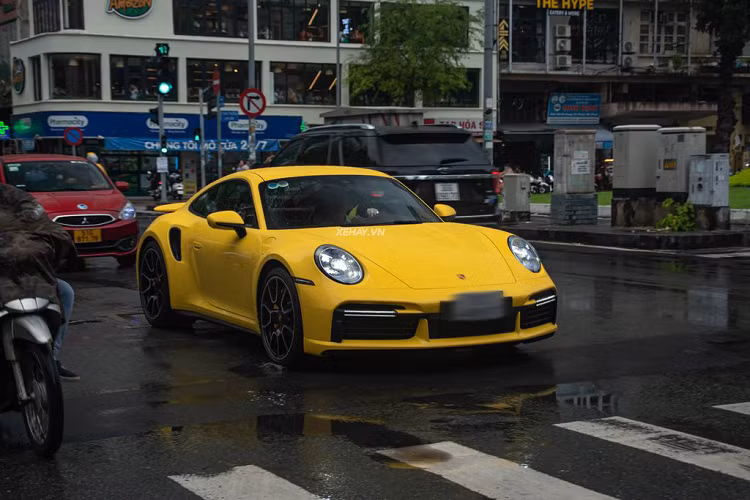 Là phiên bản mạnh nhất của dòng xe 911, Porsche 911 Turbo S thế hệ 992 đã được tích hợp thêm một cánh gió cỡ lớn phía sau nhằm tối đa hoá yếu tố khí động học của xe, đặc biệt là ở dải vận tốc lớn. So với thế hệ trước, cản trước của 911 Turbo S đời 992 được tinh chỉnh đôi chút và có thêm hốc gió để cải thiện khả năng làm mát.