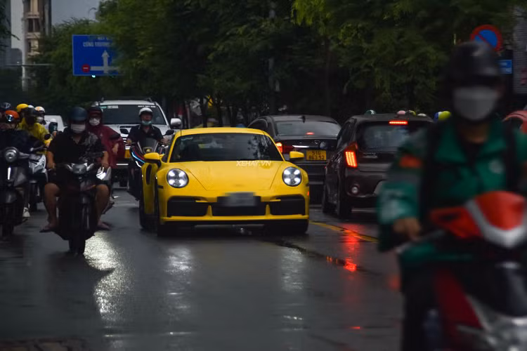 Trang bị nổi bật có thể kể đến trên chiếc Porsche 911 Turbo S này là bộ mâm 5 chấu kép cắt vát dạng kim cương, kích thước 20 inch phía trước và 21 inch ở phía sau, đi kèm cùm phanh gốm ceramic cỡ lớn sơn màu vàng nổi bật. So với thế hệ trước, cản trước của Porsche 911 Turbo S đời 992 được tinh chỉnh đôi chút và có thêm hốc gió để cải thiện khả năng làm mát.