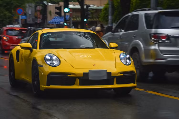 Mới đây, một chiếc xe thể thao Porsche 911 Turbo S thế hệ mới với màu sơn vàng “nắng” rực rỡ ở ngoại thất, vốn chưa từng xuất hiện trên bất kì chiếc 911 nào trong nước đã bất ngờ lăn bánh tại TP HCM.