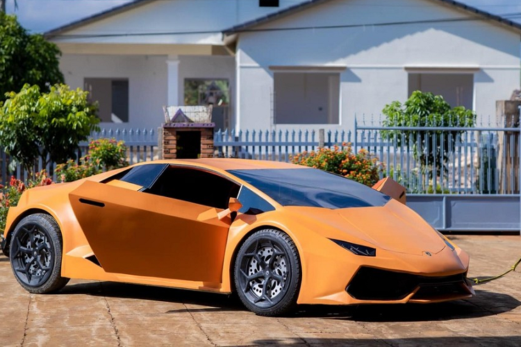 Những hình ảnh do Huỳnh Kim Đại chia sẻ cho thấy, chiếc siêu xe Lamborghini Huracan tự chế được chàng thanh niên Krông Năng phủ lên ngoại thất lớp sơn màu cam, 1 trong các bộ áo chiến nhất trên dòng siêu xe Huracan.