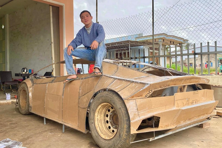 Những chiếc siêu xe của Lamborghini rất đắt đỏ, chỉ dành cho giới siêu giàu, đó còn chưa kể giá lăn bánh của chúng tại Việt Nam đều phải nhân 2,3 hay 4 so với giá khởi điểm của hãng tại nước ngoài, nhưng đam mê thì vô giá và một bạn trẻ đang sinh sống ở huyện Krông Năng, tỉnh Đắk Lắk đã cho thấy mình có thể sở hữu siêu xe Lamborghini Huracan LP610-4 bằng bìa với chi phí chỉ vài chục triệu đồng.
