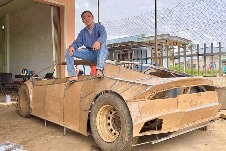 Những chiếc siêu xe của Lamborghini rất đắt đỏ, chỉ dành cho giới siêu giàu, đó còn chưa kể giá lăn bánh của chúng tại Việt Nam đều phải nhân 2,3 hay 4 so với giá khởi điểm của hãng tại nước ngoài, nhưng đam mê thì vô giá và một bạn trẻ đang sinh sống ở huyện Krông Năng, tỉnh Đắk Lắk đã cho thấy mình có thể sở hữu siêu xe Lamborghini Huracan LP610-4 bằng bìa với chi phí chỉ vài chục triệu đồng.
