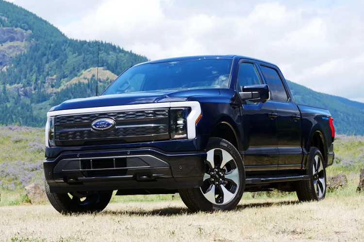 Dù bị điều chỉnh giá bán chính thức đến 2 lần nhưng nhìn chung, Ford F-150 Lightning vẫn là chiếc xe bán tải điện có giá cả phải chăng nhất trên thị trường. Các đối thủ của xe như Rivian R1T có giá từ 68.575 đô la, GMC Hummer EV bắt đầu từ 86.645 đô la cho năm 2023, đó còn chưa kể Hummer cũng đã tăng 6.250 đô la trên bảng giá vào đầu năm nay.