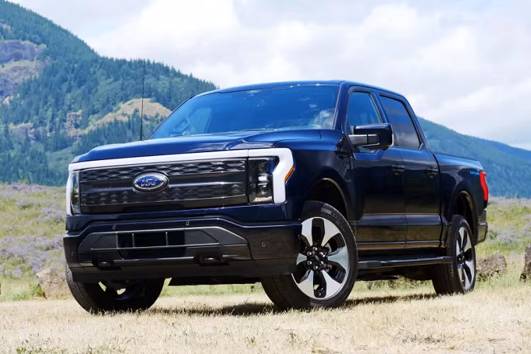 Dù bị điều chỉnh giá bán chính thức đến 2 lần nhưng nhìn chung, Ford F-150 Lightning vẫn là chiếc xe bán tải điện có giá cả phải chăng nhất trên thị trường. Các đối thủ của xe như Rivian R1T có giá từ 68.575 đô la, GMC Hummer EV bắt đầu từ 86.645 đô la cho năm 2023, đó còn chưa kể Hummer cũng đã tăng 6.250 đô la trên bảng giá vào đầu năm nay.
