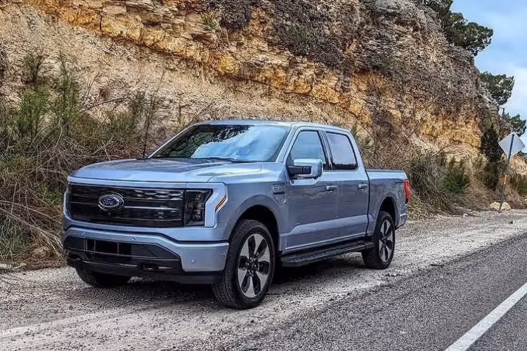 Ford đã có kế hoạch cho đợt tăng giá tiếp theo của dòng bán tải điện F-150 Lightning Pro chỉ chưa đầy 2 tháng sau lần điều chỉnh trên. Giờ đây, giá xe F-150 Lightning Pro 2023 sẽ có mức bán chính hãng bắt đầu từ 53.769 đô la. Như vậy, lần điều chỉnh giá bán này có mức tăng 5.000 đô la so với mức giá vừa được công bố vào tháng 8.