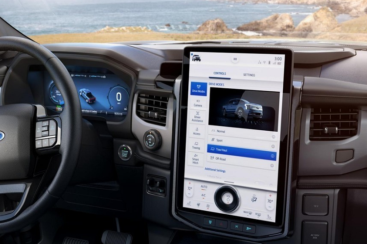 "Ford đang điều chỉnh giá bán trên chiếc F-150 Lightning Pro 2023 do những ràng buộc liên tục trong chuỗi cung ứng, chi phí nguyên vật liệu tăng và các yếu tố thị trường khác. Chúng tôi sẽ tiếp tục theo dõi giá cả trong các mô hình khác. Những người có đơn đặt hàng trước đó sẽ không bị ảnh hưởng bởi lần điều chỉnh này. Các khách hàng thương mại và Chính phủ cũng sẽ không nằm trong diện phải chịu mức tăng giá". Đại diện hãng xe Ford chia sẻ.