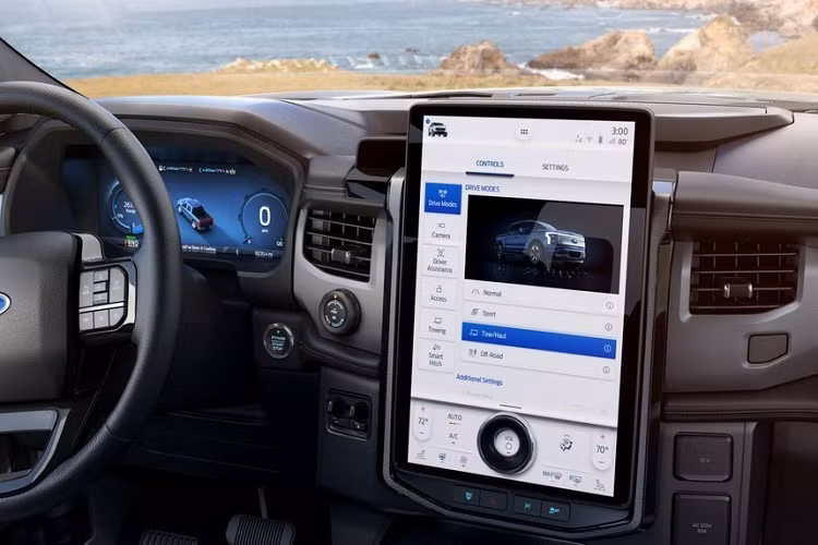 "Ford đang điều chỉnh giá bán trên chiếc F-150 Lightning Pro 2023 do những ràng buộc liên tục trong chuỗi cung ứng, chi phí nguyên vật liệu tăng và các yếu tố thị trường khác. Chúng tôi sẽ tiếp tục theo dõi giá cả trong các mô hình khác. Những người có đơn đặt hàng trước đó sẽ không bị ảnh hưởng bởi lần điều chỉnh này. Các khách hàng thương mại và Chính phủ cũng sẽ không nằm trong diện phải chịu mức tăng giá". Đại diện hãng xe Ford chia sẻ.