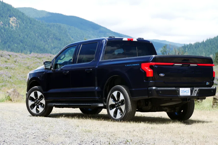 Ford F-150 Lightning phiên bản 2023 cũng cải thiện khả năng di chuyển của xe từ 370 km vào năm ngoái lên 386 km cho năm nay. Chiếc xe tải điện cũng có một số màu mới để lựa chọn như xám Avalanche hay xám ánh kim Azure.