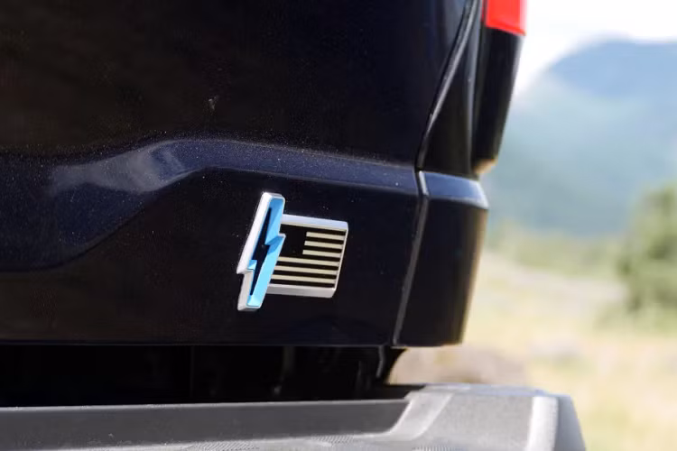 Khách hàng có thể không quan tâm nhiều lắm về 2 lần tăng giá bán của Ford dành cho F-150 Lightning vì thực tế, giá bán thực tế của Ford F-150 Lightning tại các đại lý từ 5 tháng trước đã bị hét giá lên gấp đôi.