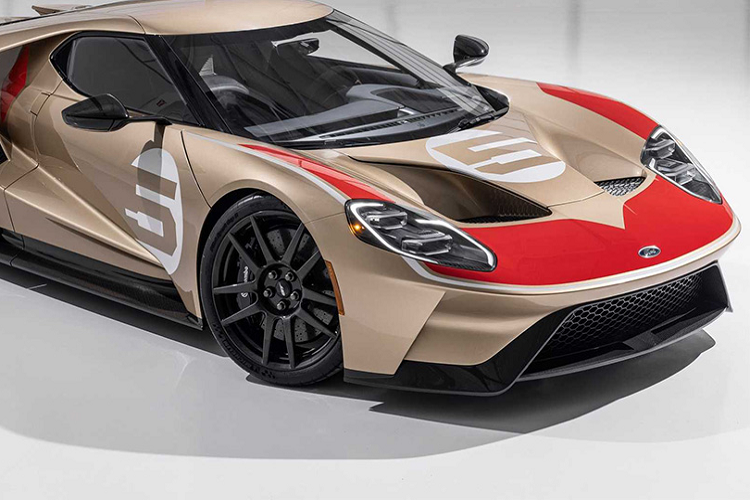 Tuy nhiên thay vì sơn nổi bật ở vị trí chính giữa nắp capo và hai bên cửa như chiếc xe đua nguyên gốc, những chiếc GT Holman Moody 2022 lại được nhấn nhá số 5 huyền thoại trên cánh gió sau và dập chìm trong táp-pi cửa. Thương hiệu Mỹ sẽ chính thức trưng bày ra mắt chiếc Ford GT Holman Moody Heritage Edition tại triển lãm New York Auto Show 2022, sánh đôi cùng với chiếc xe nguyên mẫu Ford GT40 Mk II 1966 trên sân khấu.