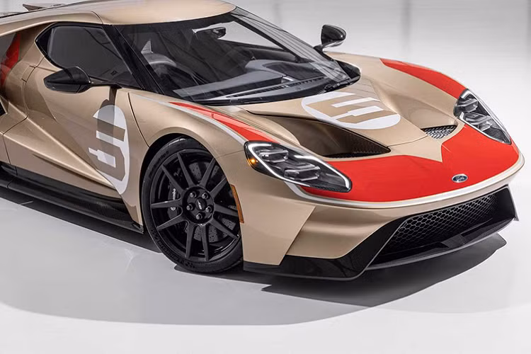 Tuy nhiên thay vì sơn nổi bật ở vị trí chính giữa nắp capo và hai bên cửa như chiếc xe đua nguyên gốc, những chiếc GT Holman Moody 2022 lại được nhấn nhá số 5 huyền thoại trên cánh gió sau và dập chìm trong táp-pi cửa. Thương hiệu Mỹ sẽ chính thức trưng bày ra mắt chiếc Ford GT Holman Moody Heritage Edition tại triển lãm New York Auto Show 2022, sánh đôi cùng với chiếc xe nguyên mẫu Ford GT40 Mk II 1966 trên sân khấu.