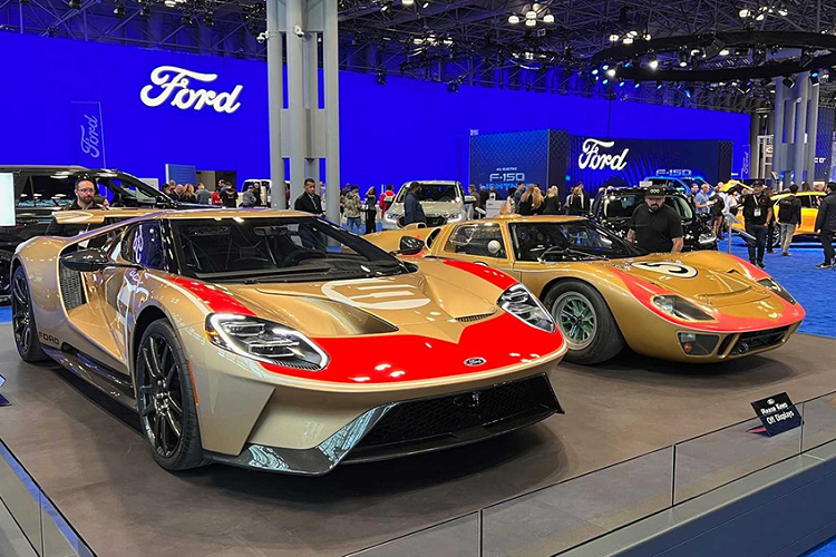 Để tăng thêm tính thẩm mỹ cho những chiếc xe, Ford GT Holman Moody Heritage Edition 2022 còn được bổ sung thêm nhiều chi tiết làm từ sợi carbon trên thân xe, như: tấm cản hút trước - chia gió sau, babole quanh thân xe, cặp gáo gương và cả những tấm thoát gió cạnh nắp động cơ trong suốt đặt ở vị trí phía sau xe. Cùng với đó là bộ vành 20 inch cũng được hoàn thiện từ vật liệu sợi carbon siêu nhẹ.