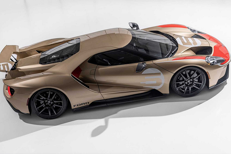 Bên trong khoang nội thất, rất nhiều chi tiết cũng được cấu thành từ vật liệu này, nhằm gia tăng thêm mức độ thể thao cho xe, như: bậc cửa, sống yên ngựa, mặt táp-lô và cả trên lưng ghế ngồi. Phần còn lại của cabin được bao bọc bởi chất liệu da tự nhiên và Alcantara, cùng với một số vị trí điểm nhấn màu vàng đồng gợi nhớ đến đội đua Holman Moody. Và tất nhiên, Ford cũng không thể bỏ quên số xe của chiếc Ford Mk II GT40 cán đích thứ ba tại mùa giải 24h Le Mans 1966.