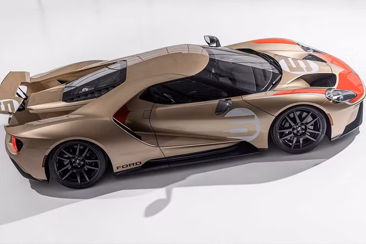 Bên trong khoang nội thất, rất nhiều chi tiết cũng được cấu thành từ vật liệu này, nhằm gia tăng thêm mức độ thể thao cho xe, như: bậc cửa, sống yên ngựa, mặt táp-lô và cả trên lưng ghế ngồi. Phần còn lại của cabin được bao bọc bởi chất liệu da tự nhiên và Alcantara, cùng với một số vị trí điểm nhấn màu vàng đồng gợi nhớ đến đội đua Holman Moody. Và tất nhiên, Ford cũng không thể bỏ quên số xe của chiếc Ford Mk II GT40 cán đích thứ ba tại mùa giải 24h Le Mans 1966.