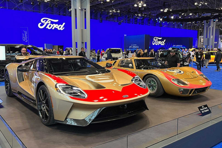 Kể từ khi chiếc siêu xe màu xanh Oval với thiết kế cổ điển mang đầy tính biểu tượng bất ngờ được vén màn năm 2005 cho tới nay, siêu xe Ford GT đã trải qua 8 phiên bản kỷ niệm Heritage Edition. Phiên bản đầu tiên là sự kết hợp đầy cảm hứng của môn thể thao tốc độ với sắc xanh nước biển và da cam nổi bật đến từ Gulf.