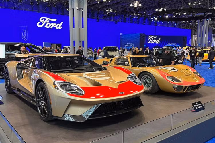 Kể từ khi chiếc siêu xe màu xanh Oval với thiết kế cổ điển mang đầy tính biểu tượng bất ngờ được vén màn năm 2005 cho tới nay, siêu xe Ford GT đã trải qua 8 phiên bản kỷ niệm Heritage Edition. Phiên bản đầu tiên là sự kết hợp đầy cảm hứng của môn thể thao tốc độ với sắc xanh nước biển và da cam nổi bật đến từ Gulf.