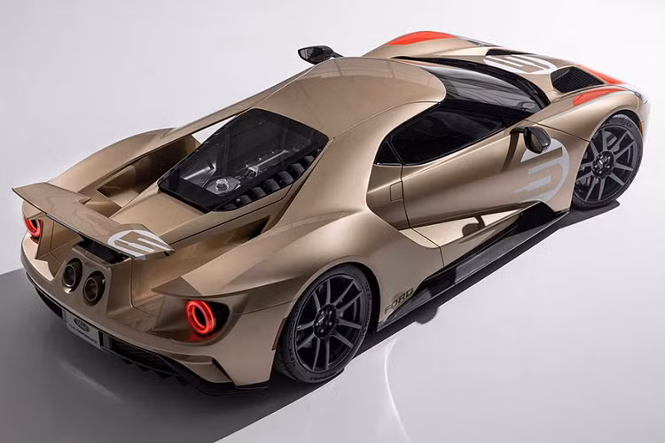 Trong khi đó, Ronnie Bucknum dưới màu áo của đội đua Holman Moody và cán đích ở vị trí thứ ba trên chiếc Ford Mk II GT40 mang số 5 sơn màu vàng đồng với viền đỏ - thì ít nhận được sự thu hút hơn. Và đây cũng chính là lý do thôi thúc Ford ra mắt phiên bản kỷ niệm GT Holman Moody Heritage Edition 2022.