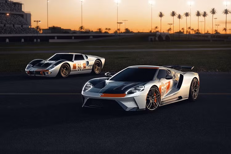 Mùa giải 1966 chứng kiến pha càn quét đối thủ cực mạnh của những chiếc Ford GT40 bằng cách dàn hàng nhất - nhì ba khi cán đích 24h Le Mans. Từ trước đến nay sự chú ý đa số đều đổ dồn về Bruce McLaren và Ken Miles - hai tay đua cừ khôi xứ cờ hoa đã về đích cạnh nhau ở vị trí nhất và nhì, đem về vinh quang cho đội đua Shelby America.