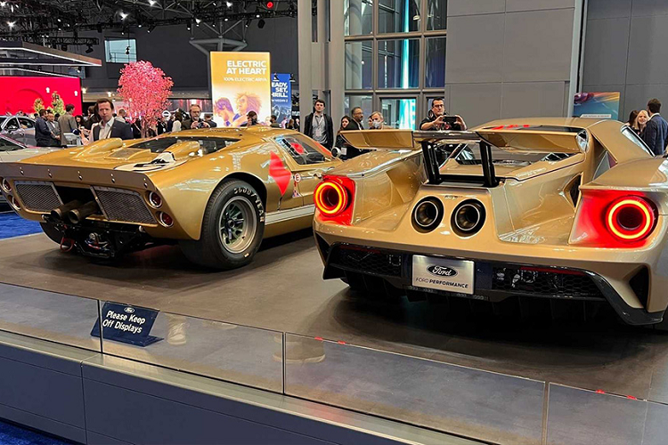 Giá xe Ford GT Heritage Edition 2022 chưa công bố, tuy nhiên Ford cũng nhấn mạnh họ sẽ chỉ xuất xưởng lô xe kỷ niệm này với số lượng cực kỳ hạn chế - dự đoán là không quá 50 chiếc. Trong khi đó, tính đến hết tháng 12 năm nay trên thế giới mới chỉ có khoảng 1.350 chiếc Ford GT cổ điển được xuất xưởng và giao về tay những nhà sưu tập đam mê bộ môn đua xe thể thao.