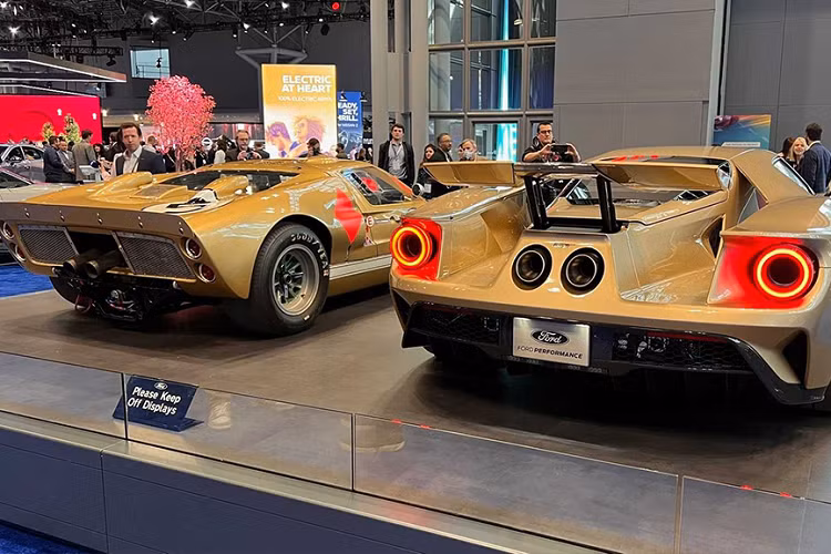 Giá xe Ford GT Heritage Edition 2022 chưa công bố, tuy nhiên Ford cũng nhấn mạnh họ sẽ chỉ xuất xưởng lô xe kỷ niệm này với số lượng cực kỳ hạn chế - dự đoán là không quá 50 chiếc. Trong khi đó, tính đến hết tháng 12 năm nay trên thế giới mới chỉ có khoảng 1.350 chiếc Ford GT cổ điển được xuất xưởng và giao về tay những nhà sưu tập đam mê bộ môn đua xe thể thao.