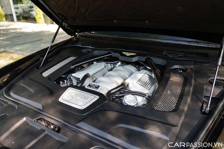 Một tủ làm lạnh phía sau giúp chủ xe để được những chai rượu cho những chuyến đi đường dài.