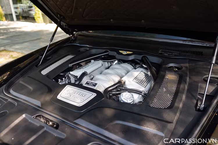 Một tủ làm lạnh phía sau giúp chủ xe để được những chai rượu cho những chuyến đi đường dài.