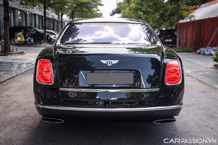 Cho dù đã gần hơn 8 năm tuổi và di chuyển hơn 37.000 km nhưng khoang nội thất của xe vẫn còn trong tình trạng khá mới. Cùng với chất liệu da cao cấp bậc nhất từ thương hiệu xe siêu sang Anh Quốc, khoang nội thất của xe dường như không gặp phải quá nhiều những nếp nhăn sau thời gian dài sử dụng.