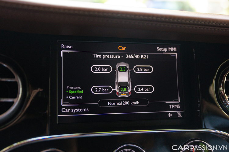 Nội thất của xe giản đơn với da bọc màu nâu cao cấp kết hợp cùng các đường chỉ màu đen. Ghế ngồi có hoạ tiết đan chéo hình kim cương giúp nội thất trở nên nổi bật hơn, ngay phía trên là logo Bentley.