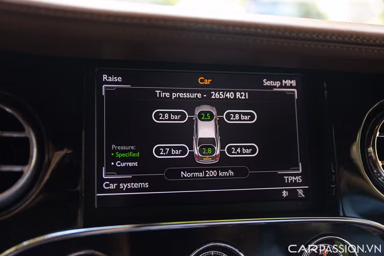 Nội thất của xe giản đơn với da bọc màu nâu cao cấp kết hợp cùng các đường chỉ màu đen. Ghế ngồi có hoạ tiết đan chéo hình kim cương giúp nội thất trở nên nổi bật hơn, ngay phía trên là logo Bentley.