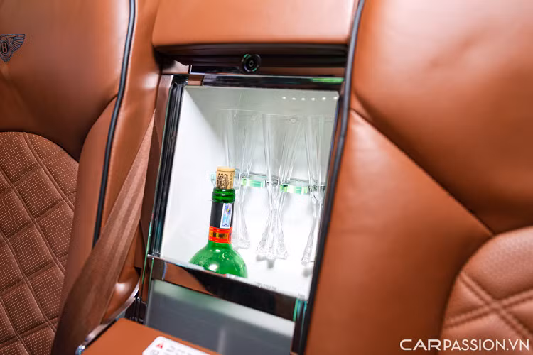 Ở phía sau hai ghế ngồi trước, thương hiệu cũng trang bị cho xe bàn làm việc nhỏ được làm bằng gỗ sơn mài có thể đóng mở tiện lợi cùng màn hình giải trí nhỏ được tích hợp ở phía sau tựa đầu của xe.