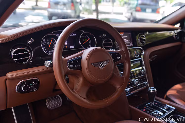 Trung tâm bảng điều khiển nổi bật với màn hình giải trí kích thước lớn, 3 đồng hồ kim đặt phía dưới hiển thị mức nhiên liệu, thời gian, nhiệt độ dung dịch làm mát kiểu dáng tròn.