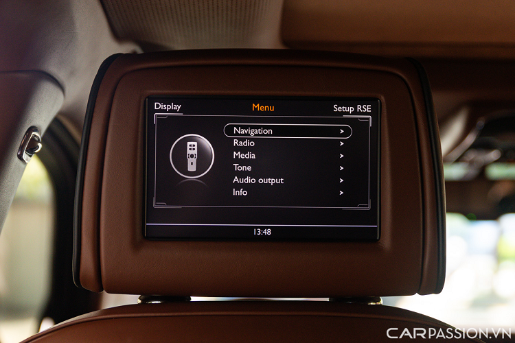 Các nẹp mạ chrome xung quanh ô kính nhằm tăng vẻ sang trọng cho mẫu xe Mulsanne này. Đuôi xe có cặp ống xả đặc trưng của hãng Bentley được đặt đối xứng hai bên. Cụm đèn hậu full LED có thiết kế hình oval đẹp mắt. Logo Bentley đặt trung tâm đuôi xe, ngoài ra khi ấn vào logo hình chữ B, phần cốp của xe sẽ được mở lên.