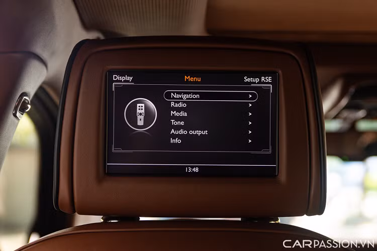 Các nẹp mạ chrome xung quanh ô kính nhằm tăng vẻ sang trọng cho mẫu xe Mulsanne này. Đuôi xe có cặp ống xả đặc trưng của hãng Bentley được đặt đối xứng hai bên. Cụm đèn hậu full LED có thiết kế hình oval đẹp mắt. Logo Bentley đặt trung tâm đuôi xe, ngoài ra khi ấn vào logo hình chữ B, phần cốp của xe sẽ được mở lên.