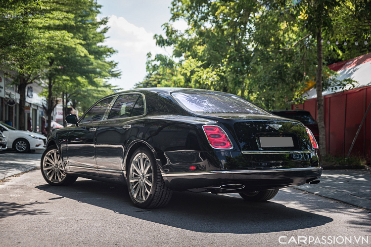 Mới đây, một chiếc Bentley Mulsanne đời 2014 được cá nhân hoá bởi bộ phận Mulliner của Bentley đã được một showroom xe tại Hà Nội rao bán lại với mức giá 11 tỷ 800 triệu đồng. Hiện đây là chiếc Mulsanne duy nhất đang xuất hiện trên thị trường xe cũ.