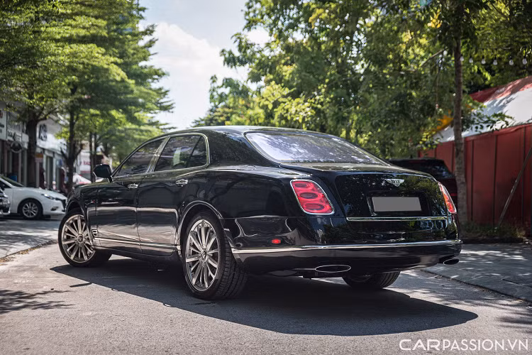 Mới đây, một chiếc Bentley Mulsanne đời 2014 được cá nhân hoá bởi bộ phận Mulliner của Bentley đã được một showroom xe tại Hà Nội rao bán lại với mức giá 11 tỷ 800 triệu đồng. Hiện đây là chiếc Mulsanne duy nhất đang xuất hiện trên thị trường xe cũ.