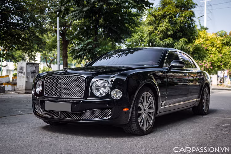 Bentley Mulsanne sử dụng động cơ V8 có dung tích 5,5 lít tăng áp kép tạo ra 505 mã lực và mô-men xoắn cực đại lên tới 1.020 Nm, kết hợp với đó là hộp số tự động 8 cấp của ZF.
