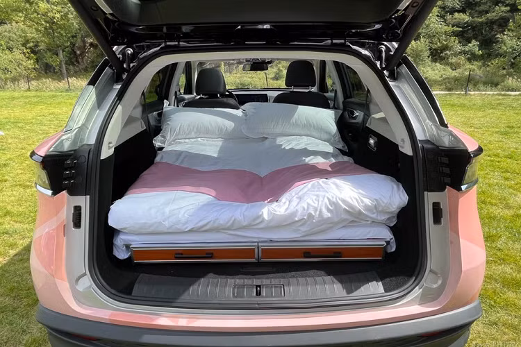 Điểm nhấn của Beijing X7 phiên bản đặc biệt mới nằm ở hàng ghế sau và khoang hành lý. Cụ thể, khoang hành khách phía sau sẽ được bài trí thành 4 loại "phòng" cho khách hàng chọn, bao gồm King Bed Room, Karaoke Room, Viewing Room và Loft Room.