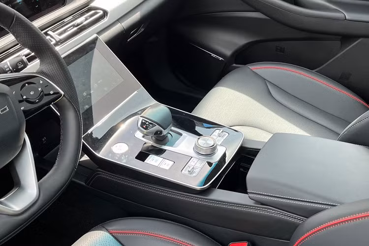 Bên dưới còn có màn hình cảm ứng để chỉnh điều hòa, cần số khá lớn, phanh tay điện tử và tính năng tự động giữ phanh tạm thời.