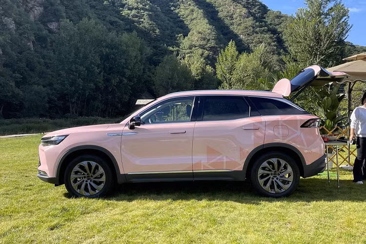 So với bản thường đang bán ở Việt Nam, mẫu xe SUV Beijing X7 Flatbed Homestay 2023 không thay đổi thiết kế bên ngoài. Thay vào đó, hãng Beijing chỉ tập trung cải tiến nội thất của mẫu SUV hạng C này.