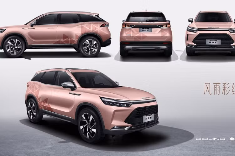 Ở phiên bản Karaoke Room sơn màu hồng Wind and Rain Color Red, xe sẽ được trang bị thêm nguồn điện để cắm các thiết bị ngoài trời, loa B&amp;O xách tay, máy chiếu XGIMI và micro.