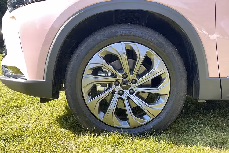 ... bộ vành hợp kim với thiết kế đa chấu, tay nắm cửa nằm chìm vào thân xe và đèn hậu LED vắt ngang đuôi xe.