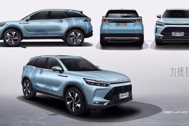 Cuối cùng là phiên bản Loft Room sơn màu xanh dương Liwan Crazy Blue, có thêm lều lắp trên nóc xe, lều lắp bên sườn xe ARB và điều hòa xách tay.