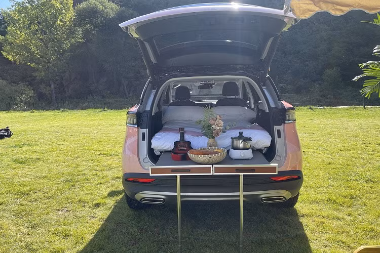 Ngoài ra, Beijing X7 Flatbed Homestay còn được trang bị 2 bàn kéo nằm trong sàn khoang hành lý. Người dùng có thể kéo 2 chiếc bàn này ra để làm bàn ăn hoặc bàn làm việc khá tiện.