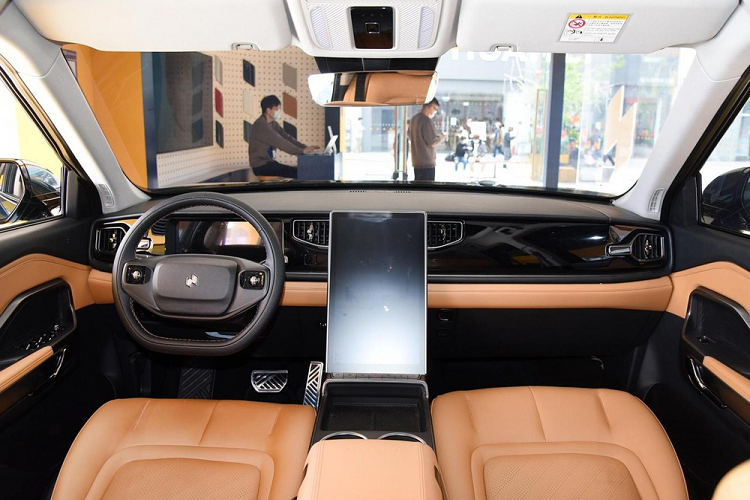 Vì là xe điện nên Niutron NV 2022 không có lưới tản nhiệt. Thay vào đó, ở khu vực giữa 2 đèn pha là 5 dải đèn nằm ngang và hốc gió trung tâm hình thang khá rộng. Bên dưới cản trước không sơn màu có thêm hốc gió trung tâm nữa và đèn sương mù ở hai góc.