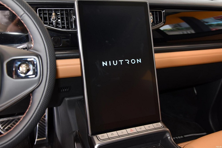 Khác với đầu xe, sườn xe của Niutron NV 2022 lại có những đường dập gân gợi liên tưởng đến ô tô Mazda, tay nắm cửa nằm chìm vào thân xe và bộ vành đa chấu khá lớn, được sơn 2 màu thể thao. Đặc biệt, ở cột C còn có dải đèn nằm dọc, đóng vai trò như cột năng lượng nhằm báo nhanh cho người lái biết dung lượng pin của xe.