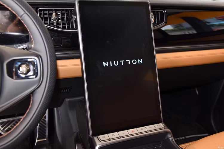 Khác với đầu xe, sườn xe của Niutron NV 2022 lại có những đường dập gân gợi liên tưởng đến ô tô Mazda, tay nắm cửa nằm chìm vào thân xe và bộ vành đa chấu khá lớn, được sơn 2 màu thể thao. Đặc biệt, ở cột C còn có dải đèn nằm dọc, đóng vai trò như cột năng lượng nhằm báo nhanh cho người lái biết dung lượng pin của xe.