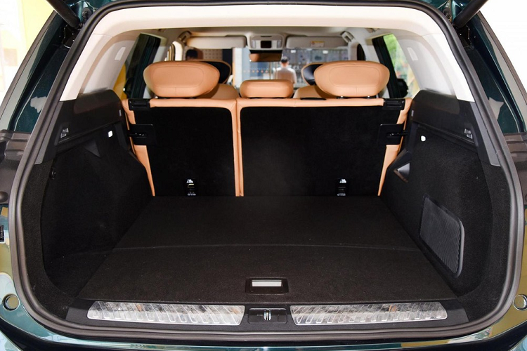 Ngoài ra, Niutron NV 2022 còn có bảng đồng hồ kỹ thuật số, vô lăng vát đáy thể thao và ghế trước/sau bọc da Nappa với đủ tính năng sưởi ấm/làm mát. Riêng ghế trước còn có thêm tính năng massage. Khi mua Niutron NV 2022, khách hàng Trung Quốc có thể chọn phiên bản thuần điện hoặc phiên bản có thêm động cơ xăng để tăng phạm vi di chuyển.