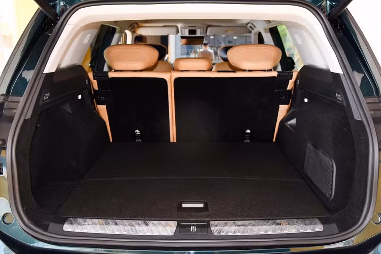 Ngoài ra, Niutron NV 2022 còn có bảng đồng hồ kỹ thuật số, vô lăng vát đáy thể thao và ghế trước/sau bọc da Nappa với đủ tính năng sưởi ấm/làm mát. Riêng ghế trước còn có thêm tính năng massage. Khi mua Niutron NV 2022, khách hàng Trung Quốc có thể chọn phiên bản thuần điện hoặc phiên bản có thêm động cơ xăng để tăng phạm vi di chuyển.