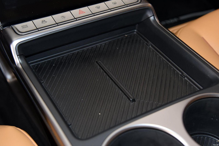 Đằng sau, mẫu SUV Trung Quốc này được trang bị cụm đèn hậu nối liền với nhau và có thiết kế dạng vạch kẻ ngang, tạo sự tương đồng với hệ thống đèn phía trước. Thêm vào đó là cánh gió mui kéo dài xuống dưới, bao quanh kính sau.