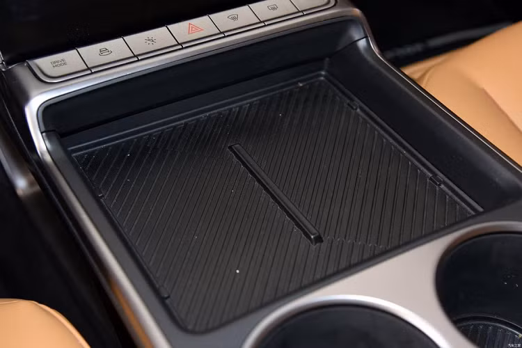 Đằng sau, mẫu SUV Trung Quốc này được trang bị cụm đèn hậu nối liền với nhau và có thiết kế dạng vạch kẻ ngang, tạo sự tương đồng với hệ thống đèn phía trước. Thêm vào đó là cánh gió mui kéo dài xuống dưới, bao quanh kính sau.